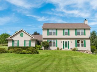 S94W32580 Hickorywood Trl, Mukwonago, WI 53149