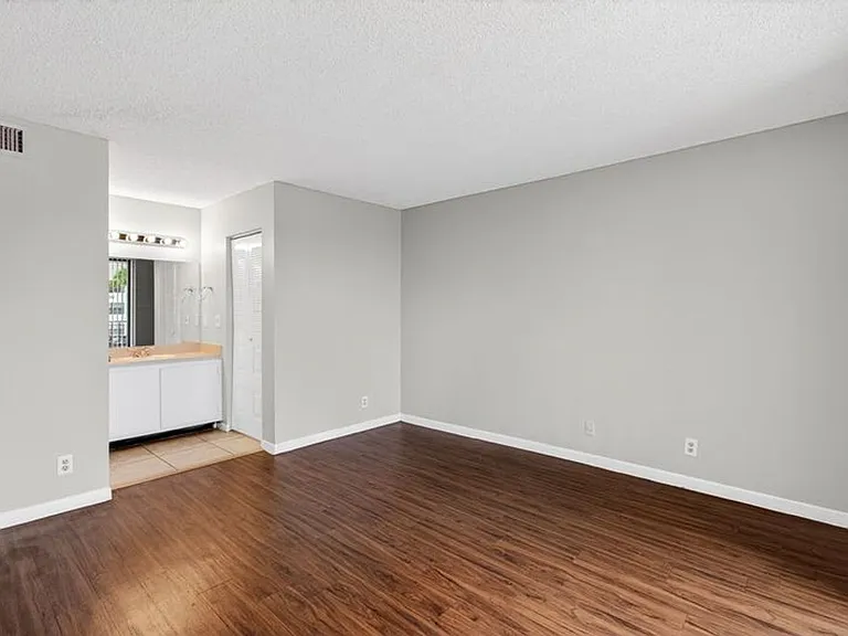 738 Executive Center Dr #21-10-21 — Photo 7
