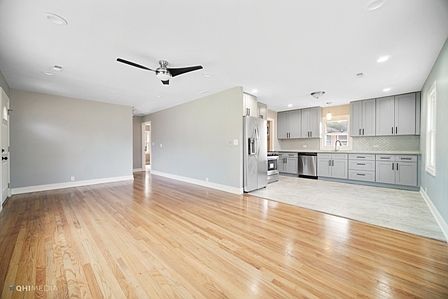 4th image of 10609 Drummond Ave