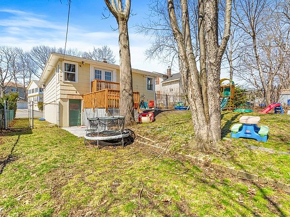 4th image of 17 Vineyard St