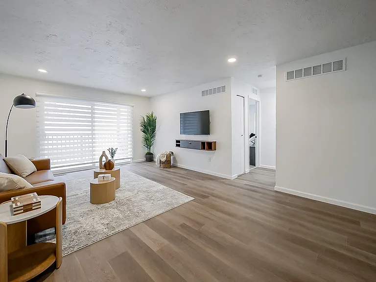 All New Luxury Living In Plymouth — Photo 60