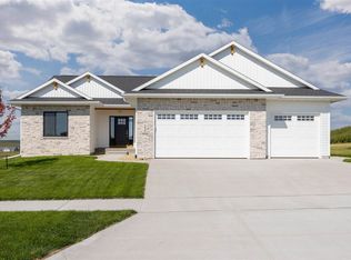 1535 Cardinal Dr, Fairfax, IA 52228