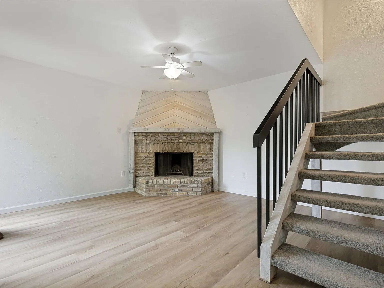 2 bed, 1.5 bath, 1020 sqft, $1,900 — Photo 2