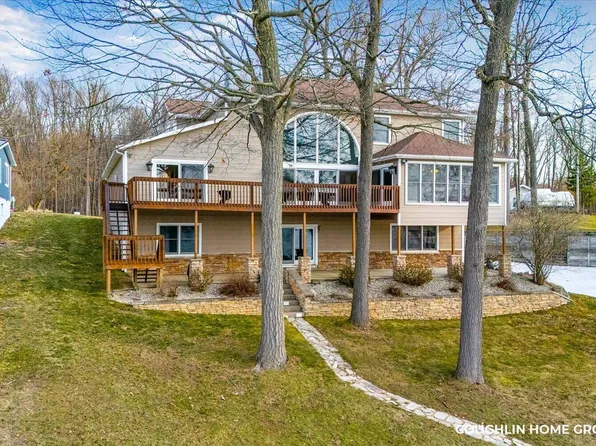 1945 Iroquois Trl, Hastings, MI 49058