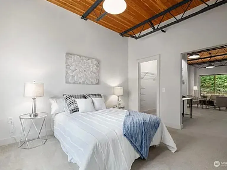 2383 Harbor Ave SW — Photo 8