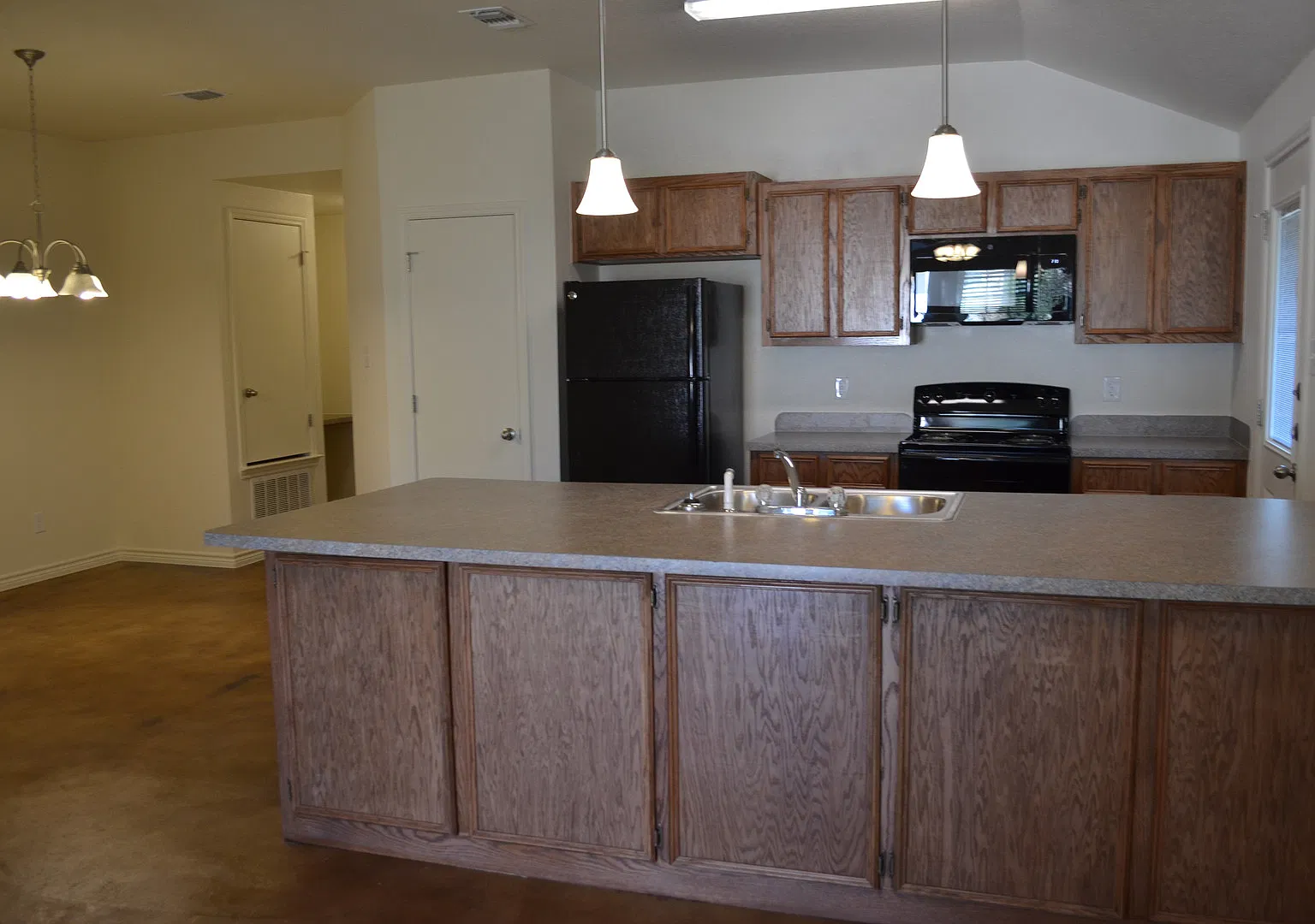 914 Maplewood — Photo 3