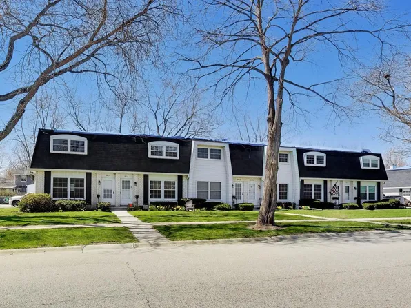 845 Country Club Dr APT F, Libertyville, IL 60048