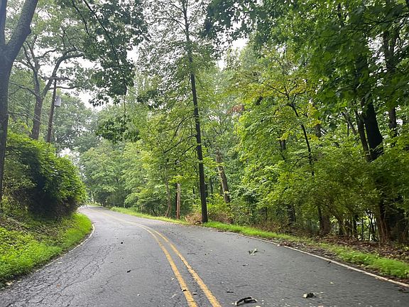 5th image of 16 Spring Hill Ln