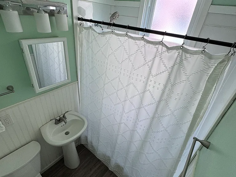 403 Queen Ave N #1 — Photo 16