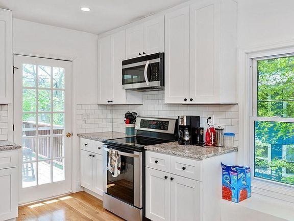 3rd image of 21 Kinross Rd APT 3