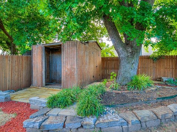 4th image of 1008 Oakwood Dr