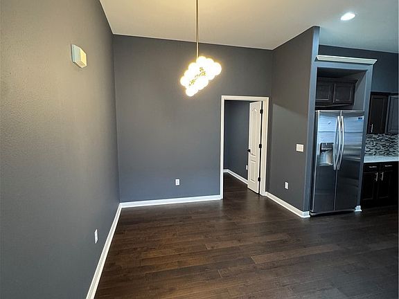 4th image of 210 Yellowstone Dr