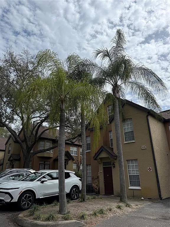 1 bed, 1.0 bath, 794 sqft, $1,300 — Photo 1