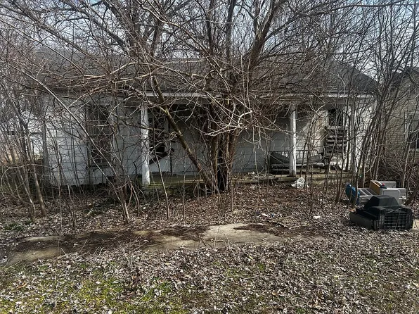 806 6th St, Carmi, IL 62821