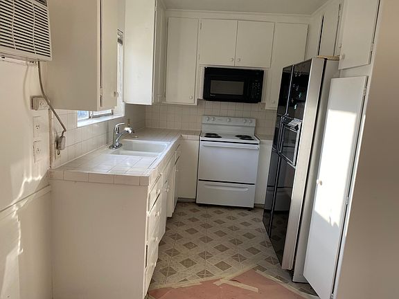 3rd image of 22515 Del Valle St #6