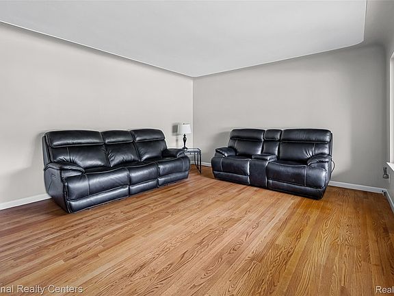 3rd image of 52655 Pappy Ln