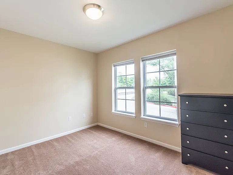 East Bay II Apartments — Photo 32