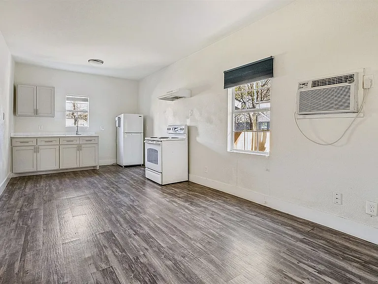 735 W 10th St #C — Photo 5