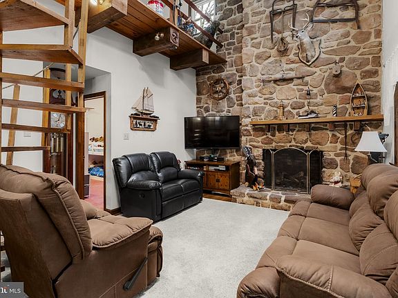 3rd image of 1195 Seglock Rd