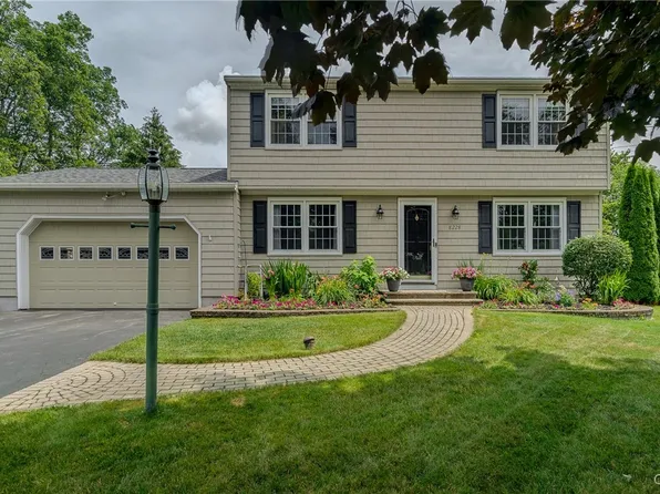 8228 Exeter Dr, Baldwinsville, NY 13027