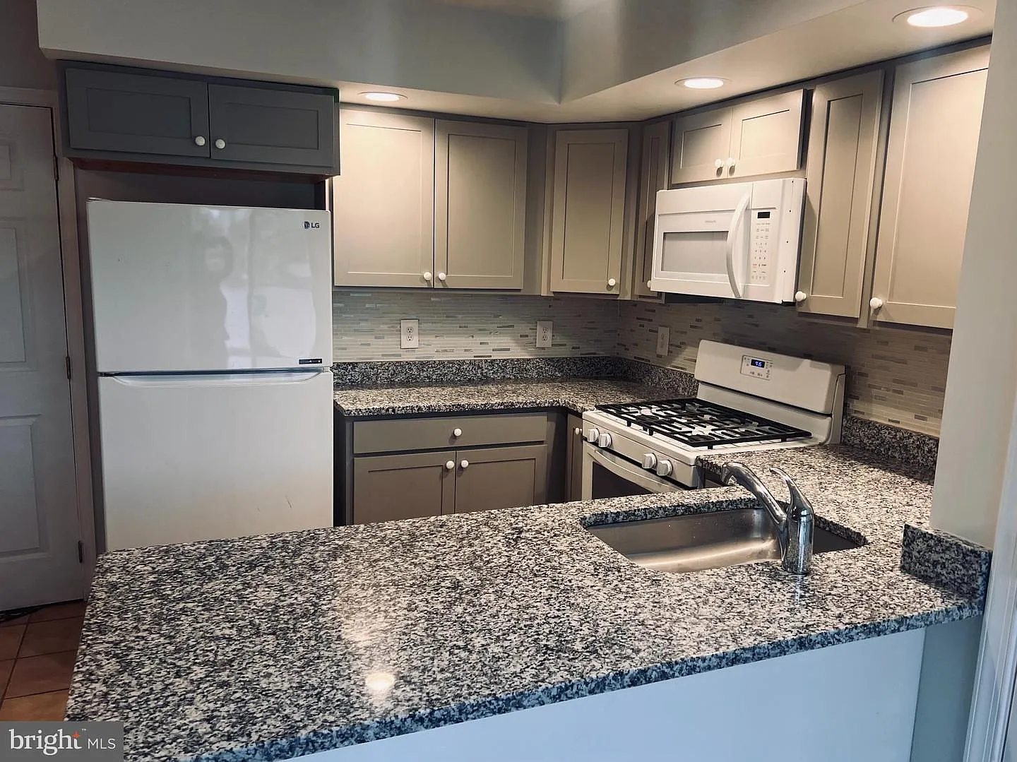 1 bed, 1.0 bath, 2000 sqft, $1,675 — Photo 1
