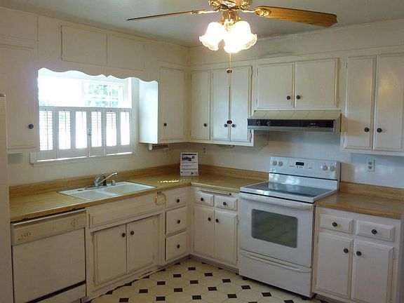 3rd image of 2574 Ukiah St
