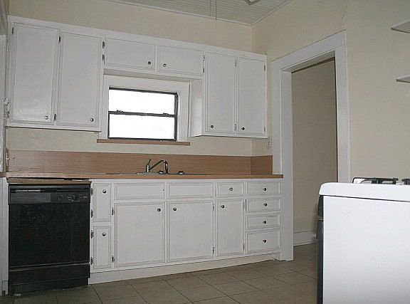 4th image of 400 College St