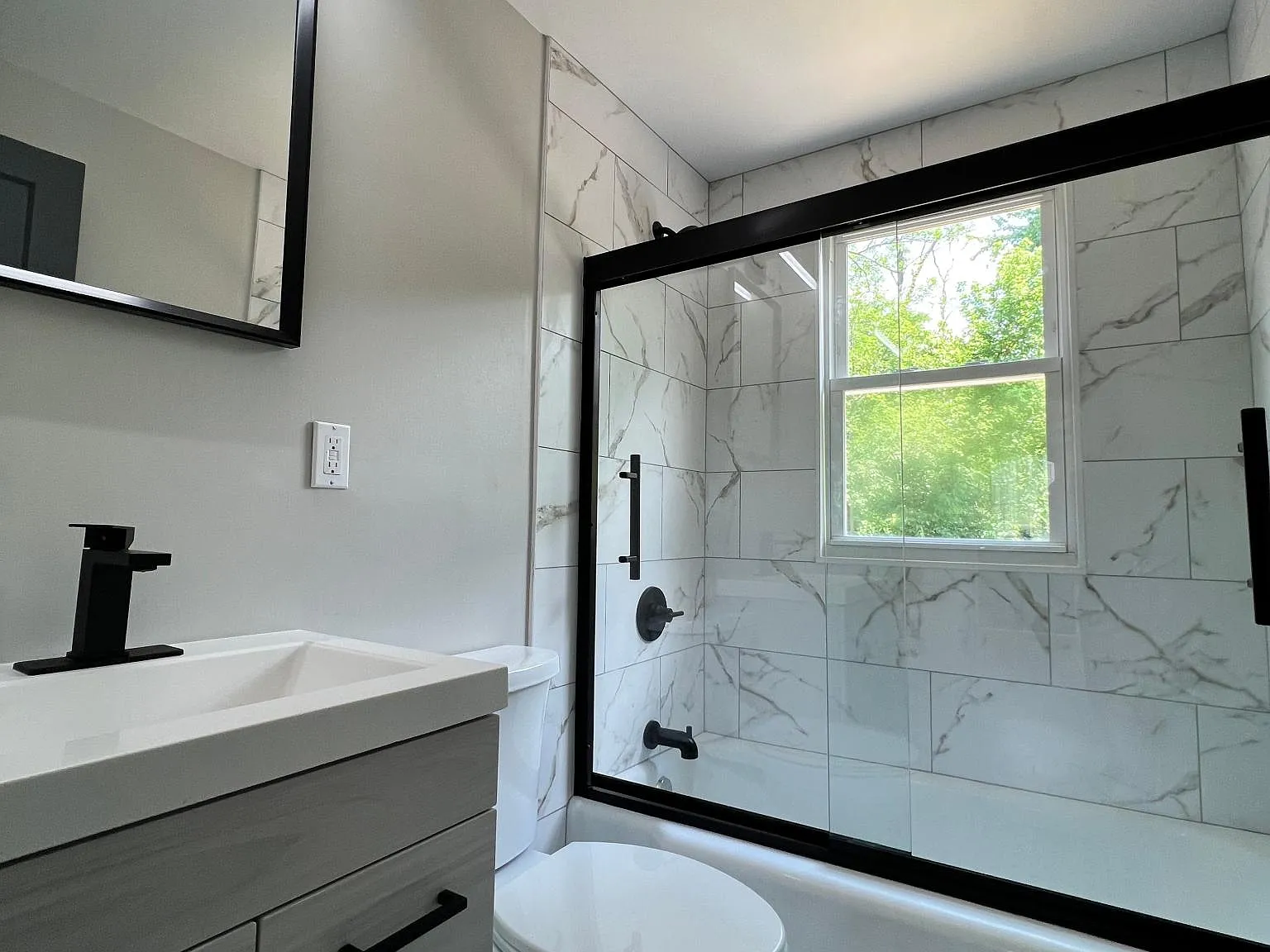 3 bed, 728 sqft, $1,975 — Photo 3