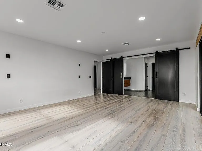 6111 E Victoria Dr — Photo 20