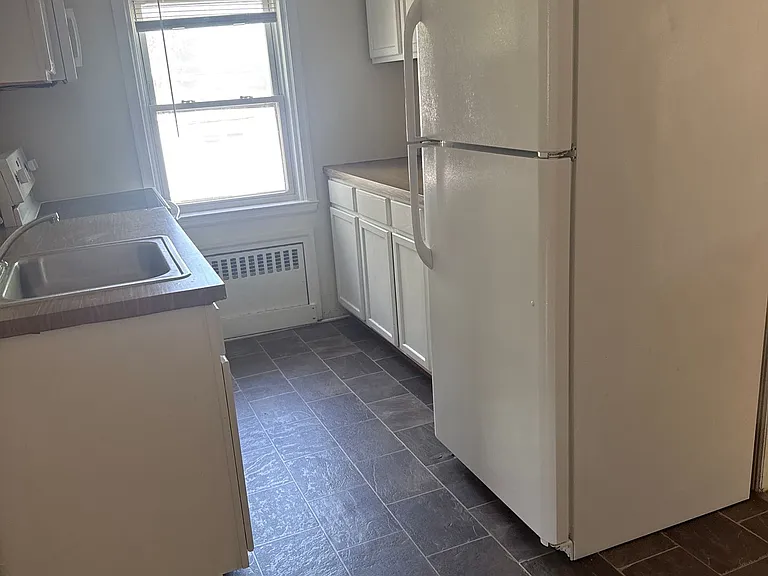 2228 W Allen St — Photo 3