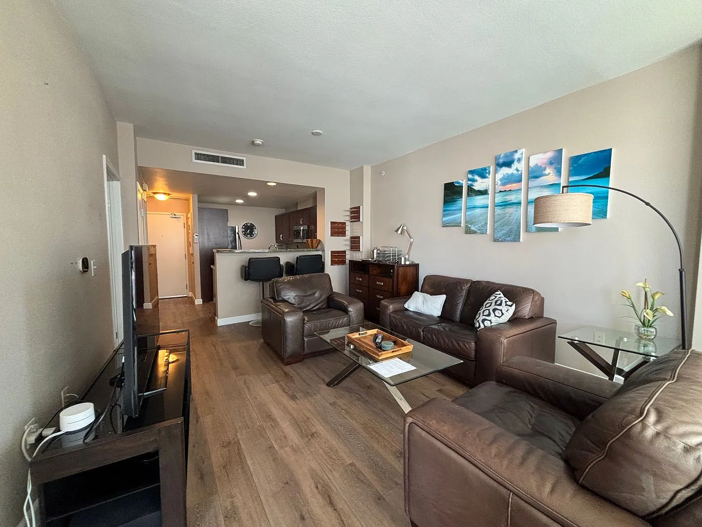 Modern Downtown Condo with Balcony, Pool, and Reserved Parking — Photo 3