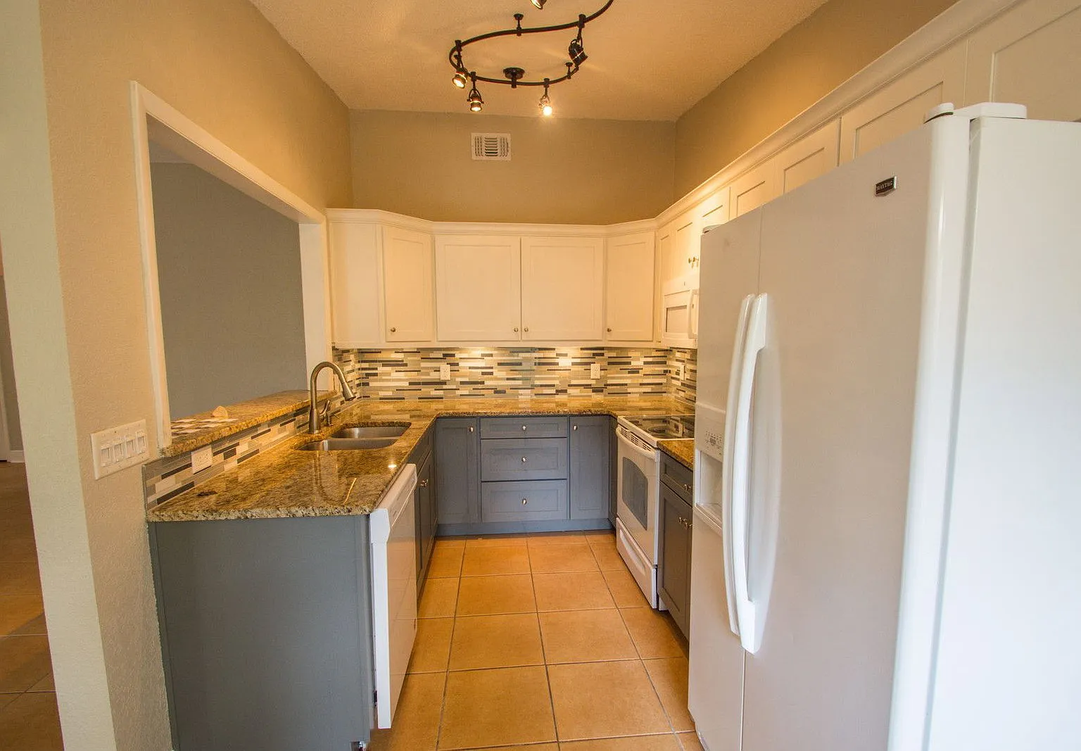 3 bed, 2.0 bath, 1266 sqft, $2,200 — Photo 3