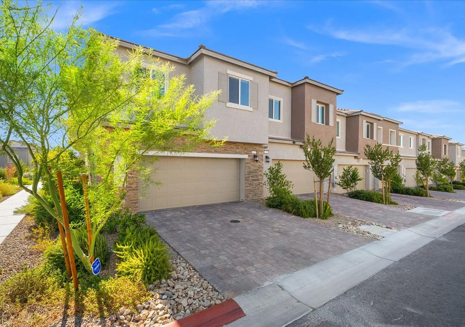 4bd End-Unit Gated Townhome with Stylish Finishes — Photo 3