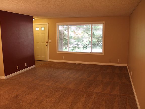 3rd image of 264 SE 33rd Ave