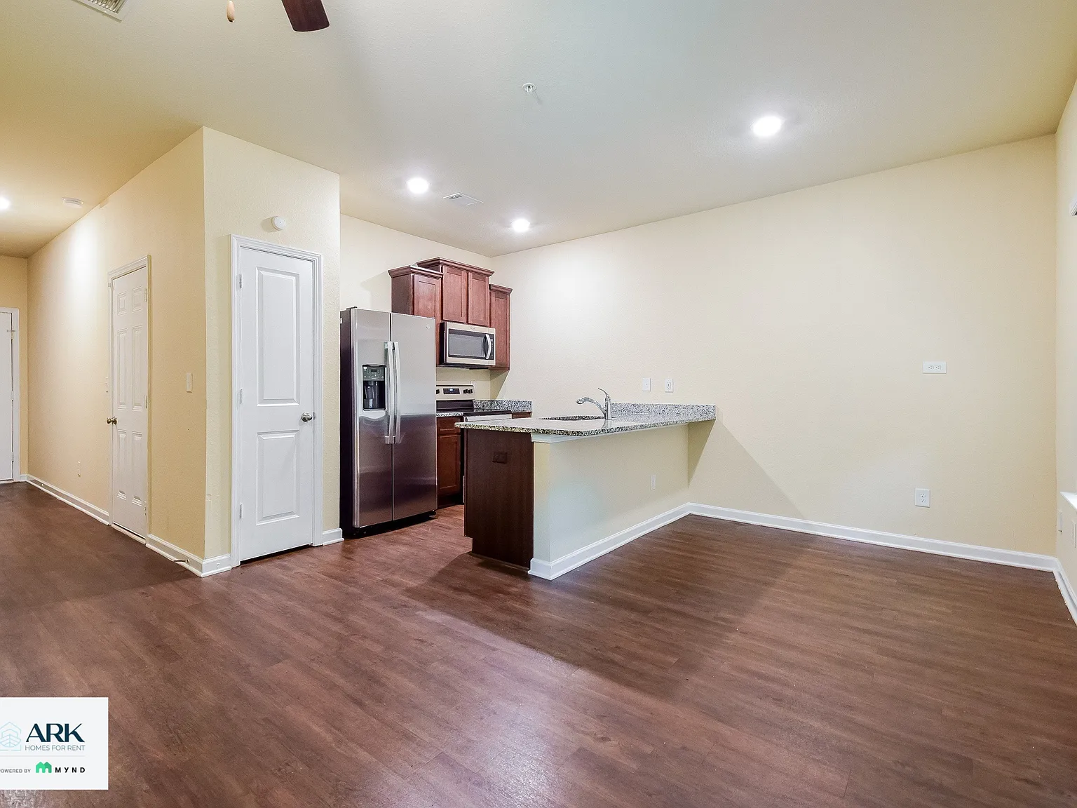 3 bed, 2.5 bath, 1423 sqft, $1,729 — Photo 3