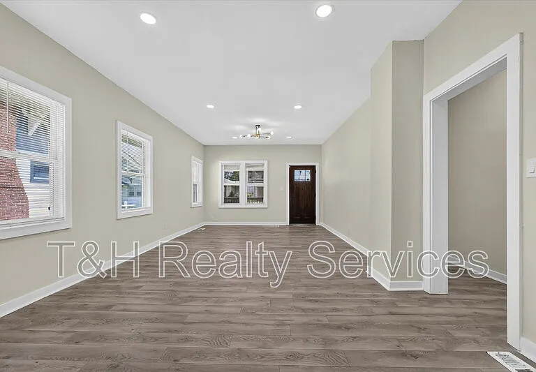 320 W 39th St — Photo 6