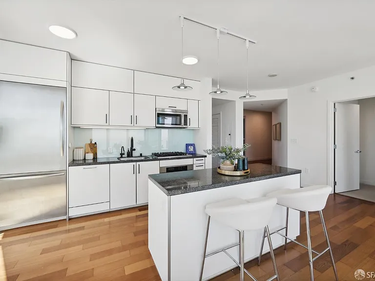 301 Main St #27F — Photo 4