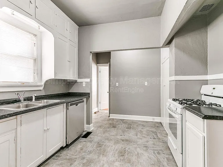 912 NE 21st St — Photo 10