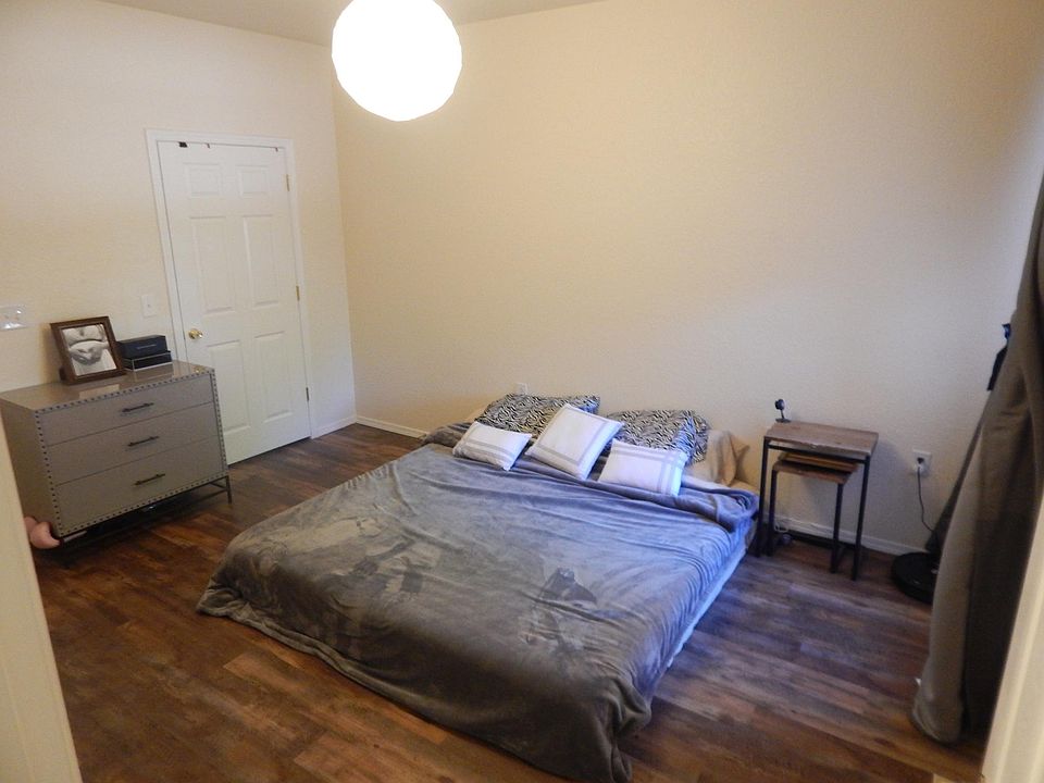Master Bedroom w/king bed