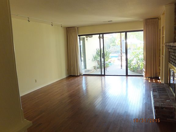 2nd image of 2 Lake Vista Ct