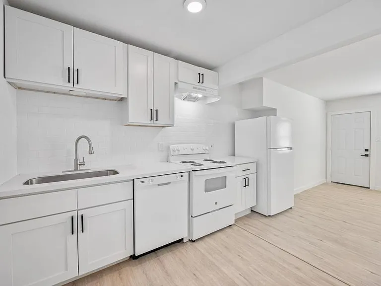 6811 Del Rio St #15 — Photo 6