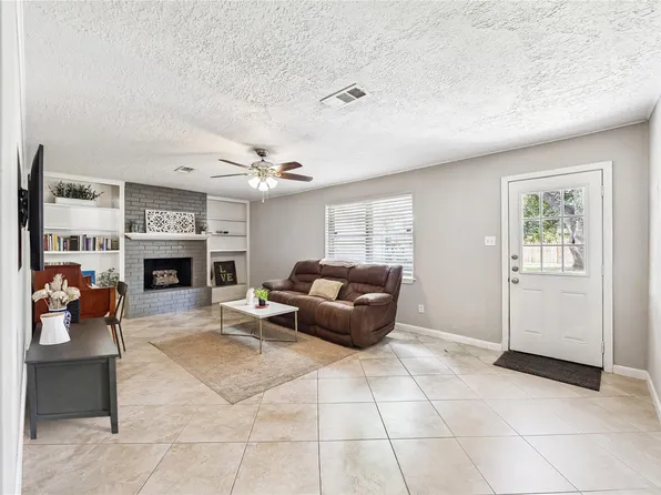 5811 Spruce Forest Dr, Houston, TX 77092