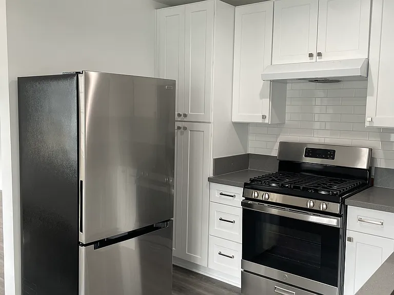 711 W 81st St #6 — Photo 3