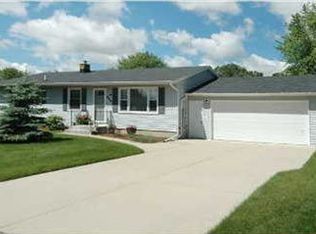 5561 Rockridge Dr NE, Comstock Park, MI 49321