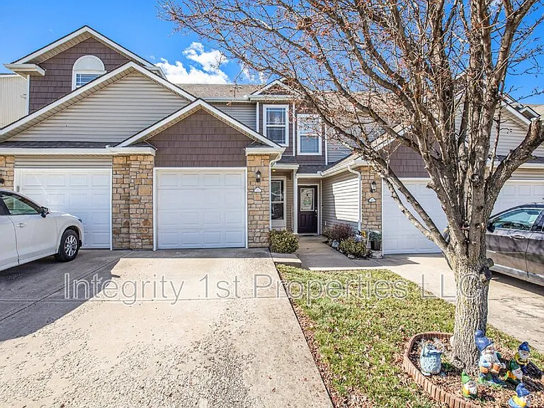 210 Pointe Ln — Photo 1