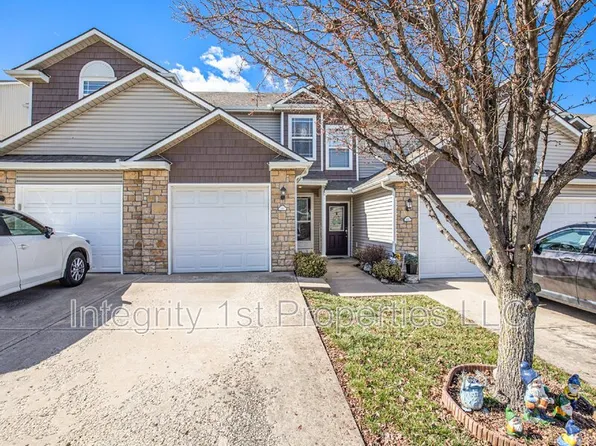 210 Pointe Ln, Raymore, MO 64083