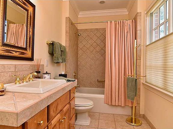 5th image of 129 Richmond Hill Ct
