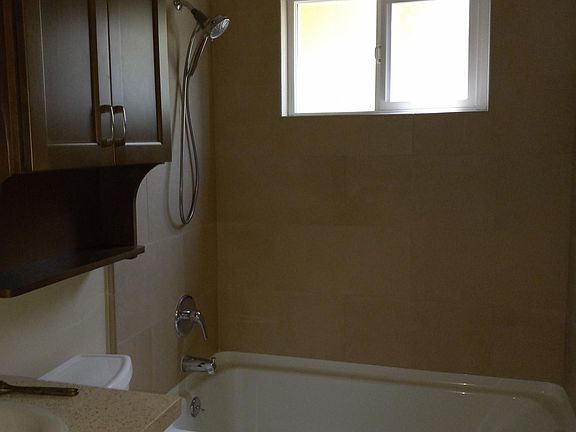 4th image of 109 Carlton Ave APT 1