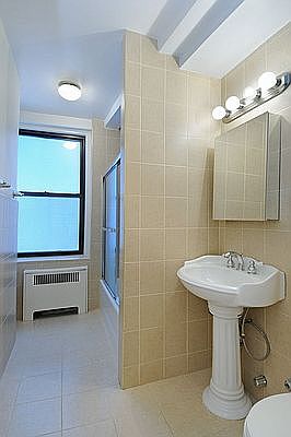 4th image of 232 E 40th St APT 3b
