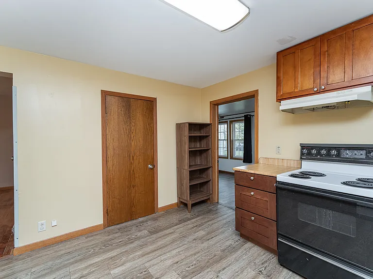 85 Linden St — Photo 3